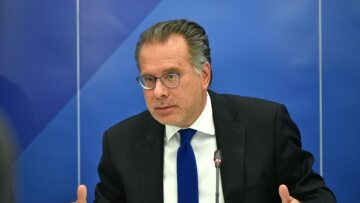 Κουμουτσάκος: Η κυβέρνηση δεν σχεδιάζει την κατασκευή κλειστών κέντρων σε βραχονησίδες