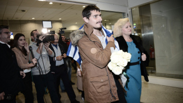 Επέστρεψε στην Ελλάδα ο 20χρονος ναυτικός που είχε απαχθεί στο Τόγκο - Τον υποδέχθηκαν με τη γαλανόλευκη