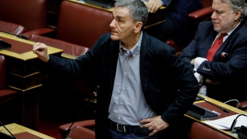 Βουλή: Σκληρή αντιπαράθεση ΝΔ - ΣΥΡΙΖΑ για τις αστυνομικές έρευνες 