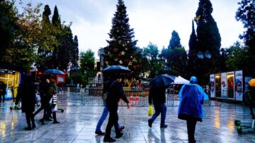Τι καιρό θα κάνει Χριστούγεννα - Πρωτοχρονιά:  Οι πρώτες εκτιμήσεις «δείχνουν» βροχές - Δείτε χάρτες