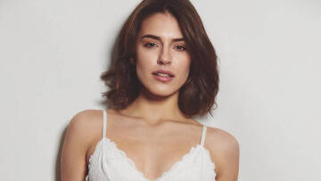 Η Κάτια Ταραμπανκό ποζάρει τόπλες πάνω σε πιάνο - Η νέα φωτογράφιση της νικήτριας του GNTM 