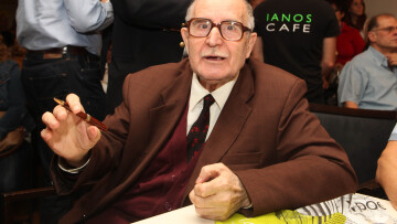 Ο Ντίνος Χριστιανόπουλος (αυτο)βιογραφείται: «Εγώ τολμάω, ας  φωνάζουν όσο θέλουν»