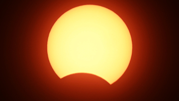 Εντυπωσιακές εικόνες: Δείτε την τελευταία έκλειψη για το 2019