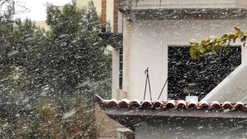 Κακοκαιρία «Ζηνοβία»: Χιόνι στο κέντρο της Αθήνας και σε γειτονιές του Πειραιά - Δείτε βίντεο