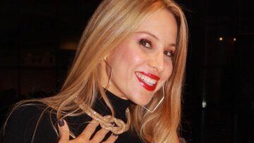 Αννίτα Ναθαναήλ: Ποζάρει ολόγυμνη στα 51 της