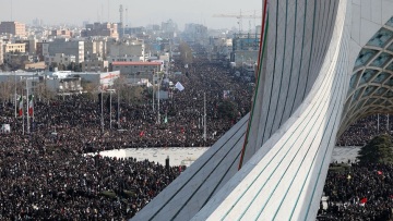 Βίντεο: Λαοθάλασσα για την κηδεία Σουλεϊμανί στο Ιράν