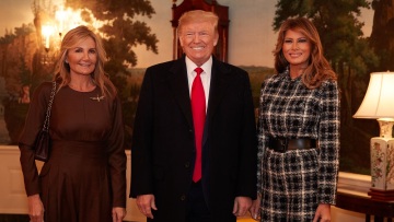 Καρέ - καρέ η επίσκεψη Μητσοτάκη στον Λευκό Οίκο- Jumpsuit επέλεξαν Μελάνια και Μαρέβα