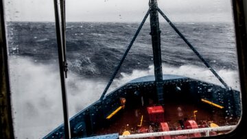 Κακοκαιρία «Ηφαιστίων»: Το απόγευμα αναμένεται το δεύτερο ρυμουλκό για το ακυβέρνητο «ΑEOLOS»