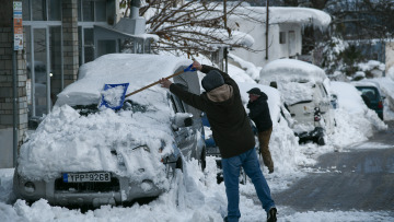 Η κακοκαιρία «Ηφαιστίων» άφησε στον πάγο τη χώρα: Σαρωτικό πέρασμα από Κρήτη και νησιά την Τρίτη