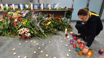 Συντριβή Boeing 737 στο Ιράν: Ζευγάρι νεόνυμφων, οικογένειες και φοιτητές στα θύματα