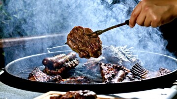 Τι είναι η Τσικνοπέμπτη και τι συμβολίζει