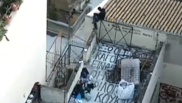 Επιχείρηση της αστυνομίας στο Κουκάκι: Δείτε βίντεο - ντοκουμέντο από drones 
