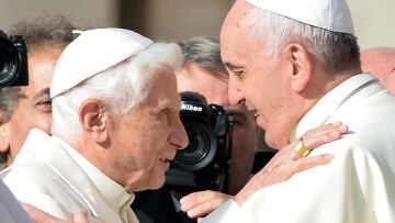 Οι δύο Πάπες: Ο Βενέδικτος ανέκρουσε πρύμναν για το βιβλίο που προκαλεί ρήξη με τον Φραγκίσκο