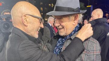 Ο Πάτρικ Στιούαρτ «γιόρτασε» την επιστροφή του στο Star Trek με ένα φιλί στο στόμα με τον Ίαν ΜακΚέλεν