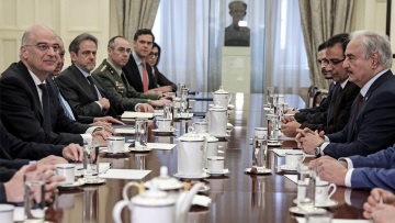 Δένδιας σε Χαφτάρ: «Η Ελλάδα έτοιμη να βοηθήσει την επόμενη ημέρα στη Λιβύη»