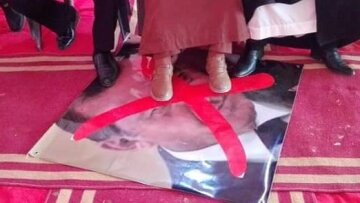 Οργισμένοι υποστηρικτές του Χαφτάρ κατά Ερντογάν: Ποδοπατούν αφίσες του - «Τρομοκράτες οι Τούρκοι μισθοφόροι»