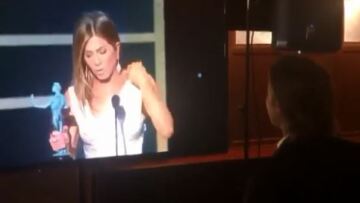 Βραβεία SAG: Ο Μπραντ Πιτ παρακολουθεί προσηλωμένος την ομιλία της Τζένιφερ Άνιστον από τα παρασκήνια