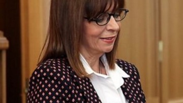 Kατερίνα Σακελλαροπούλου: Τι επέλεξε να φορέσει στην πρώτη της εμφάνιση ως Πρόεδρος της Δημοκρατίας