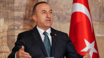 Τσαβούσογλου: Αποθεώνει τη Μέρκελ για το προσφυγικό και τα... «βάζει» με τις Βρυξέλλες 