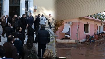 Ξεκινά η δίκη για την τραγωδία στη Μάνδρα: Στο εδώλιο Δούρου, πρώην δήμαρχοι και πολεοδόμοι