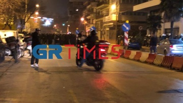 Πορεία οπαδών του ΠΑΟΚ στα γραφεία της ΝΔ στη Θεσσαλονίκη