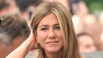  Τζένιφερ Άνιστον: Πετάγεται πίσω από τον καναπέ των «Friends» και γίνεται viral