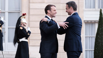 Στο Παρίσι ο Μητσοτάκης: Θερμή υποδοχή από Μακρόν 