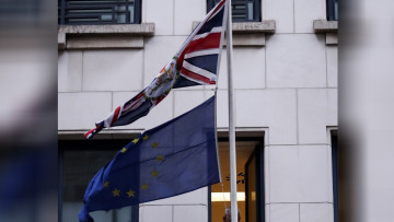 Brexit: Οι Βρετανοί αφαίρεσαν τη σημαία της ΕΕ από την πρεσβεία τους