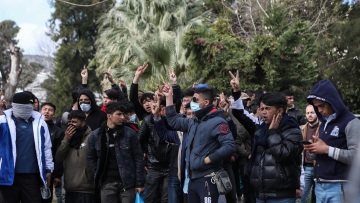 Μεταναστευτικό: «Μαύρο κύκλωμα» με ΜΚΟ, γιατρούς και δικηγόρους κατήγγειλε ο Κουμουτσάκος