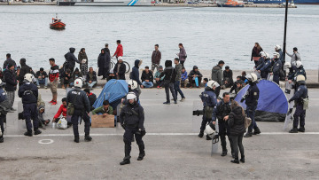 Μεταναστευτικό: Έκρυθμη η κατάσταση στη Λέσβο - Νέα διαδήλωση αιτούντων άσυλο στο λιμάνι