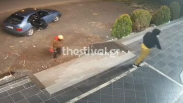 Βίντεο: Διαρρήκτες σπάνε βιτρίνα με βαριοπούλες και αδειάζουν κατάστημα στη Θεσσαλονίκη