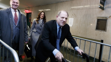 Δίκη Γουάινσταϊν: Με «παγίδευσε» στο μπάνιο και αυνανίστηκε πιάνοντας το στήθος μου, κατέθεσε μάρτυρας