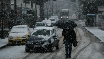 Καιρός: «Άσπρισε» η Αττική - Νέο κύμα ψύχους με χιόνια τις επόμενες ώρες