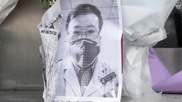 Kορωνοϊός: Οργή στην Κίνα μετά τον θάνατο του γιατρού που προειδοποιούσε για την επιδημία