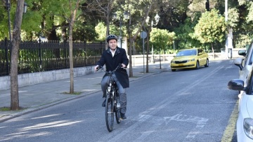 Δημήτρης Παπαστεργίου: Με ηλεκτρικό ποδήλατο στο Μαξίμου ο πρόεδρος της ΚΕΔΕ