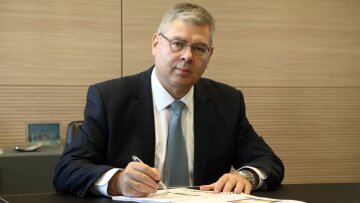 Helleniq Energy: Πρόβλεψη EBITDA έως €1 δισ. το 2025 – Νέα στρατηγική με επίκεντρο τις ΑΠΕ και τη διεθνοποίηση