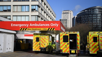 Κορωνοϊός: Ένας Βρετανός φέρεται ότι μόλυνε 11 άτομα