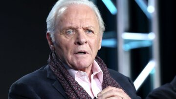 Κορωνοϊός - Άντονι Χόπκινς: Μένει σπίτι και παίζει πιάνο στη γάτα του