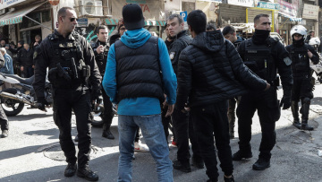 Μενάνδρου, βίντεο-ντοκουμέντο: Κουβαλούν τον νεκρό Αφγανό στα χέρια στη μέση του δρόμου