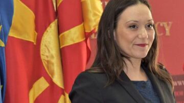 Σκόπια: Η Βουλή απέπεμψε την υπουργό Εργασίας για την επίμαχη πινακίδα με το όνομα