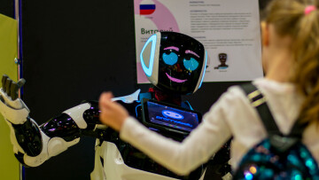 «City of Robots»: Πήγαμε, μιλήσαμε με τον Promobot V4 και... συνεννοηθήκαμε!