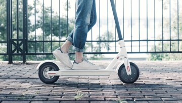 Θεσσαλονίκη: 27χρονη με πατίνι χτύπησε πάνω σε σταθμευμένο όχημα - Νοσηλεύεται τραυματισμένη