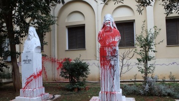 Θεσσαλονίκη: Δείτε βίντεο από τους βανδαλισμούς αντιεξουσιαστών στην Ιερά Μητρόπολη 