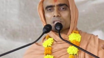 Ινδία, θρησκευτικός ηγέτης: Οι γυναίκες που μαγειρεύουν όταν έχουν περίοδο θα ξαναγεννηθούν σαν σκύλοι