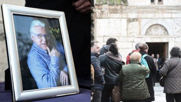 Κώστας Βουτσάς: Σε λαϊκό προσκύνημα η σορός του μεγάλου ηθοποιού - Δείτε φωτογραφίες