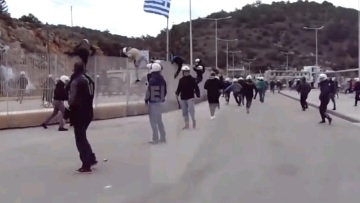 Χίος: Επεισόδια στο λιμάνι των Mεστών μεταξύ κατοίκων και ΜΑΤ - Δείτε βίντεο