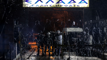 Έβρος: Ολονύχτια μάχη για να μην περάσουν οι μετανάστες τα σύνορα 