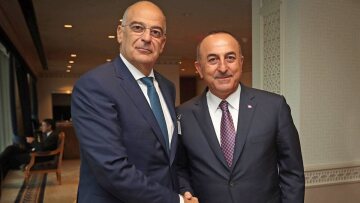 Δένδιας - Τσαβούσογλου μίλησαν για τις φωτιές: Έτοιμοι για αλληλοβοήθεια όταν ελεγχθεί η κατάσταση