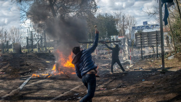 Έβρος: Πάνω από 13.000 μετανάστες στα ελληνοτουρκικά σύνορα - Δεύτερη νύχτα χάους