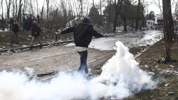 Έβρος: Νέος γύρος επεισοδίων - Μετανάστες πετούν πέτρες και καδρόνια στους αστυνομικούς - Δείτε βίντεο